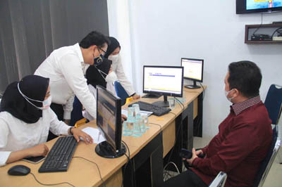 Rektor Imbau Warga Unilak dan Masyarakat Sekitar Rumbai Manfaatkan Layanan SPT di Fekon Unilak